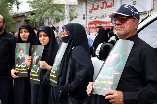 سیل خروشان زائران و مجاوران رضوی در مراسم تشییع پیکر شهدای خدمت