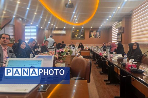 نشست هم‌اندیشی معاونین آموزش متوسطه در اداره رباط‌کریم