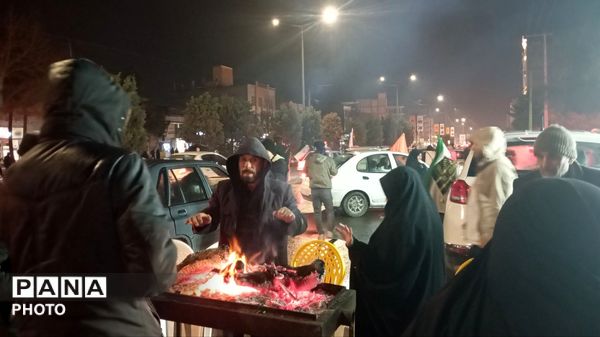 راهپیمایی گسترده مردم نیشابور در احتماع شبانه