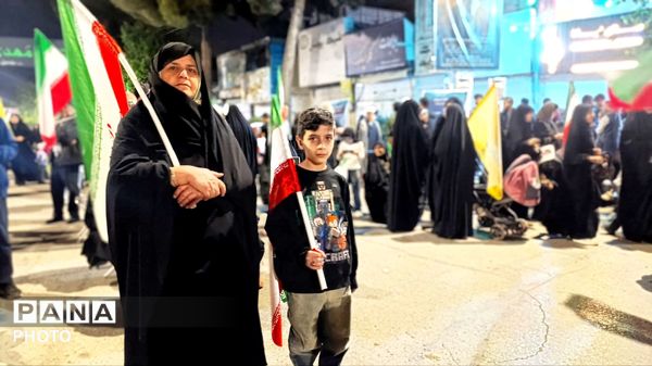 خانوادگی پای کار انقلابیم