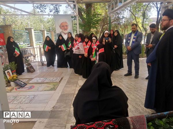 آیین گلباران مزار شهدا در سالروز تاسیس سازمان دانش‌آموزی
