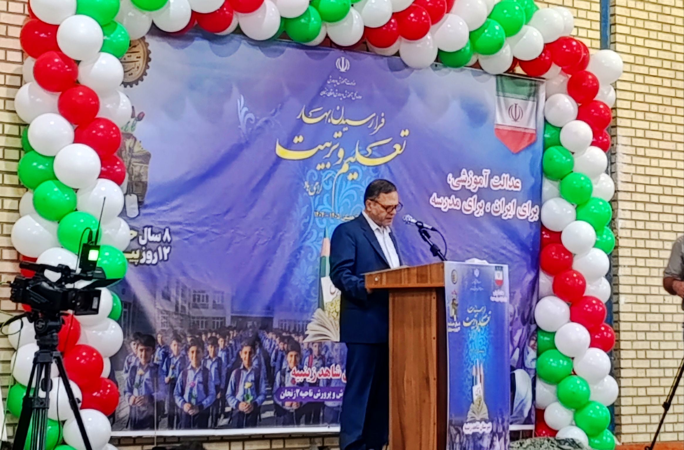 دانش‌آموزان وارثان شهیدان و مدیران آینده کشور هستند