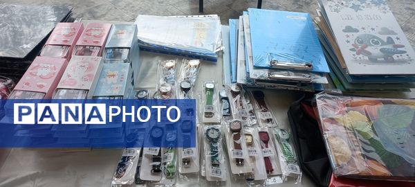 تقدیر از دانش‌آموزان برتر دبیرستان دخترانه ۱۳ آبان