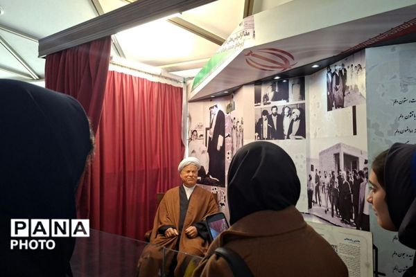 بازدید پرشور دختران دبیرستان قیام و بعثت‌۲ از بلندترین نماد پایتخت