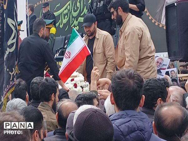 در فراق رهبر شهیدمان به میدان آمدیم 