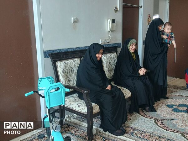 دیدار رئیس سازمان دانش آموزی یزد با خانواده شهید «محمدرضا آروز»