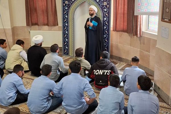 برپایی نماز جماعت در مدرسه انصارالمهدی قرچک 