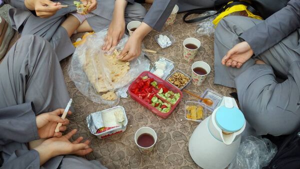 صبحانه سالم دانش‌آموزی در صبح اردیبهشتی