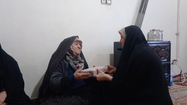 دیدار بانوان پایگاه پنج تن از مادر شهید یدالله علیزاده