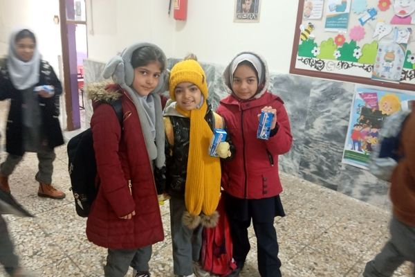 توزیع شیر در دبستان نرجس