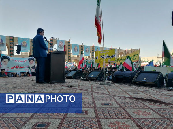 حضور دانش‌آموزان دبستان پسرانه احمد کاظمی ۱ در راهپیمایی ۱۳ آبان