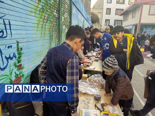  بازارچه دانش آموزی به مناسبت سالگرد پیروزی انقلاب اسلامی در دبستان پسرانه پاسدارن ناحیه ۳