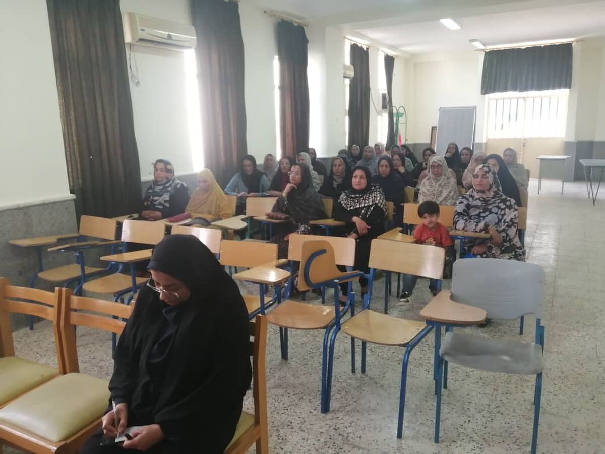 نشست مشترک اولیا مدرسه علی سایانی با مسئولان آموزش و پرورش منطقه فین