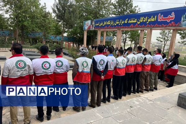 ادای احترام جمعیت هلال‌احمر بانه به شهدا در هفته هلال‌احمر