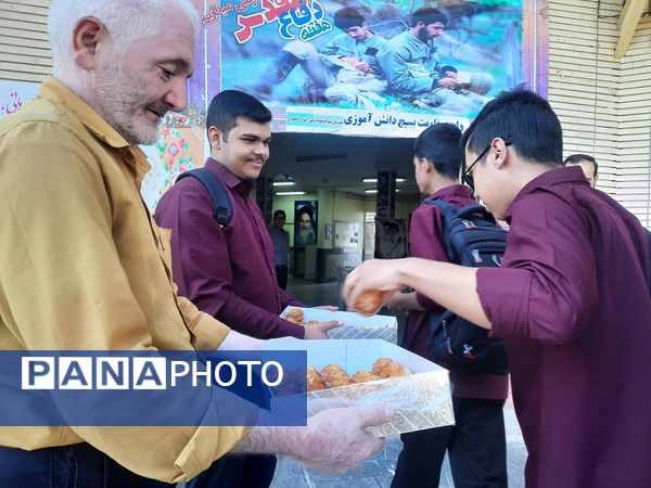 نواخته شدن زنگ اول مهرماه در دبیرستان نمونه آیت الله خامنه‌ای کاشمر 