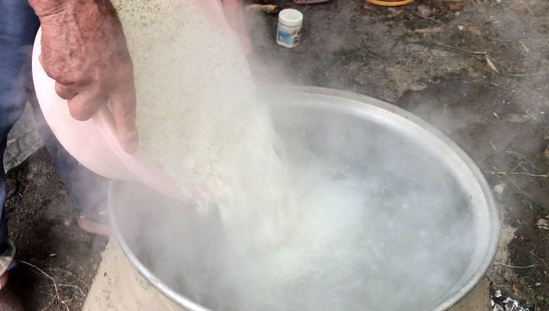 سنت پخت برنج نذری اربعین در محمودآباد 