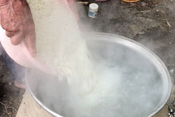 سنت پخت برنج نذری اربعین در محمودآباد 