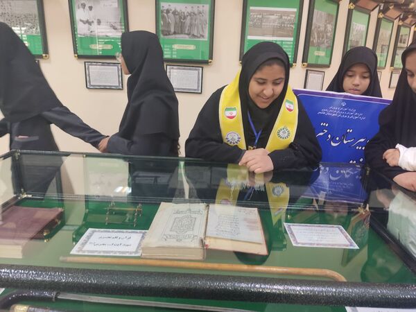 هفته کتاب خوانی در آرامگاه شهید مدرس