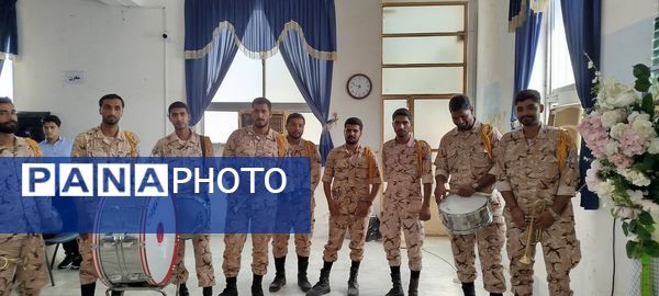 نواختن زنگ مهر و ایثار و ادای احترام به یادمان شهدا در بندر لنگه 