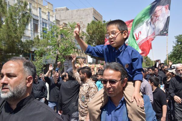 همه چیز برای یک استقبال گرم مهیاست ، با افتخار به پیشواز شهیدمان می آییم 