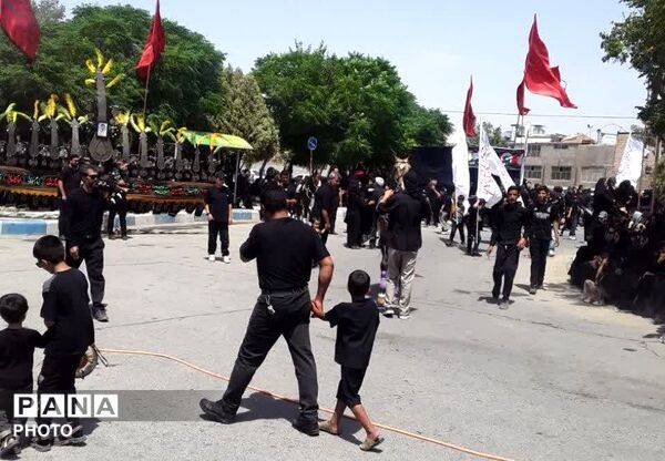 حرکت دسته‌های عزاداری در روستای فدافن همزمان با روز تاسوعای حسینی