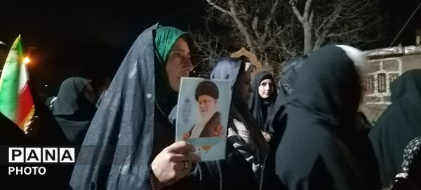 اجتماع مردمی و همخوانی سرود ملی در شهربار نیشابور