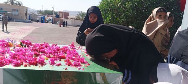 استقبال باشکوه دانش‌آموزان از پیکر شهید در مدرسه شهید مطهری