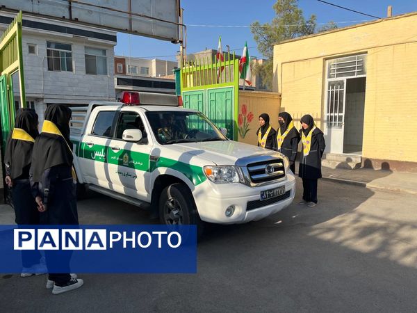 بزرگداشت هفته پدافند غیر عامل در دبیرستان شاهد هاجر