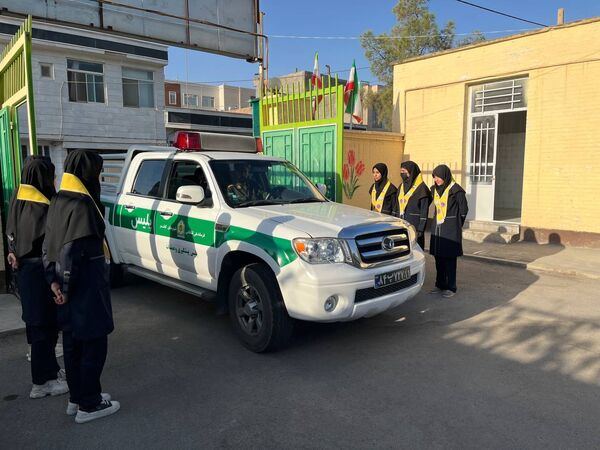 بزرگداشت هفته پدافند غیر عامل در دبیرستان شاهد هاجر