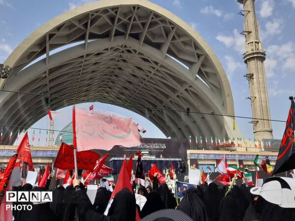 حضور میلیونی مردم در مراسم بدرقه‌ امام شهید