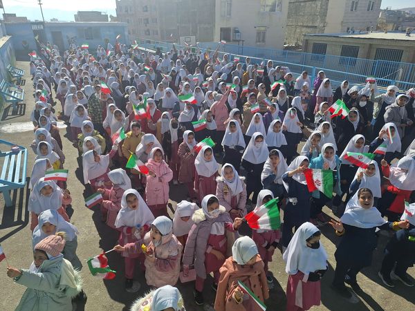 شور و نشاط دانش‌آموزان مدارس منطقه پردیس در جشن‌های دهه فجر انقلاب اسلامی 