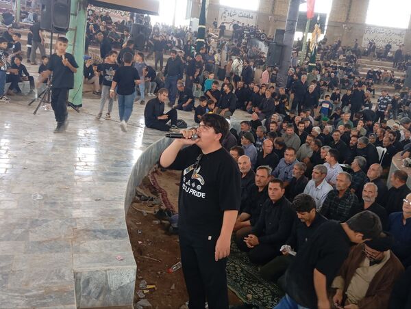 نماز جماعت در حسینه روستا اردمه در ظهر اربعین