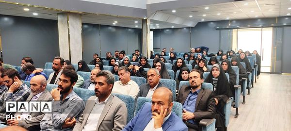 آیین تجلیل از معلمان برگزیده مدارس غیردولتی استان قم
