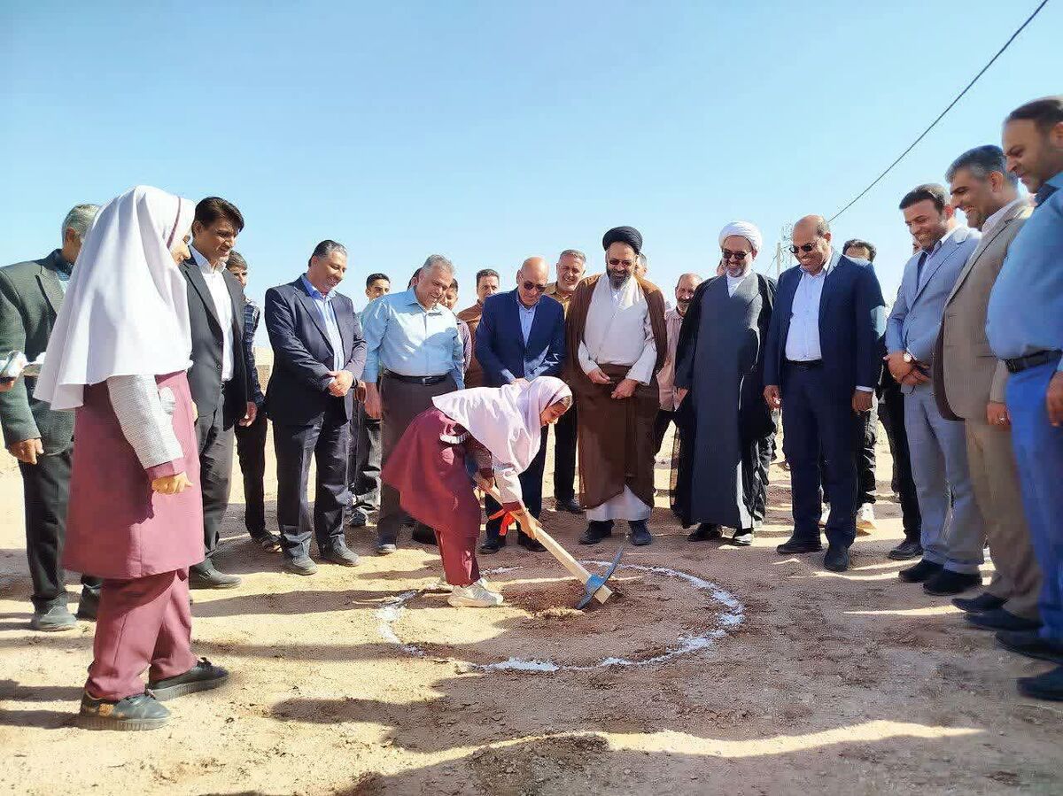 آئین کلنگ‌زنی یک طرح آموزشی ۹ کلاسه خیرساز در روستای بهادران مهریز