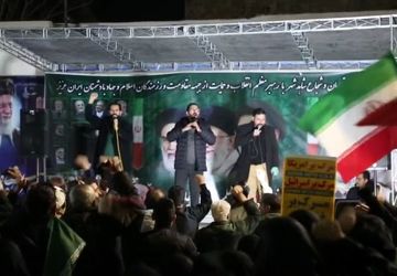 تبلور اتحاد و همدلی در میدان همراه با مجری پاورقی 