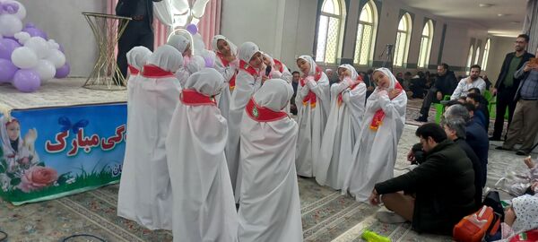 جشن تکلیف جمعی از غنچه‌های باغ ایمان در شهرستان کمیجان 
