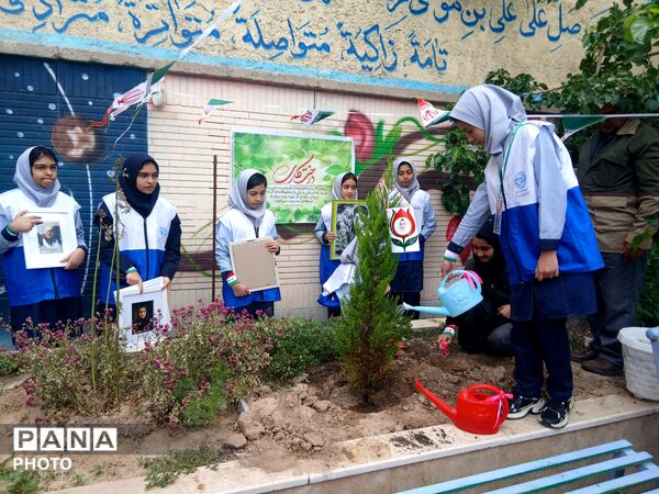 مراسم نهال امید یادواره شهید جاوید الاثر ماکان نصیری درمدرسه میثاق ناحیه ۳