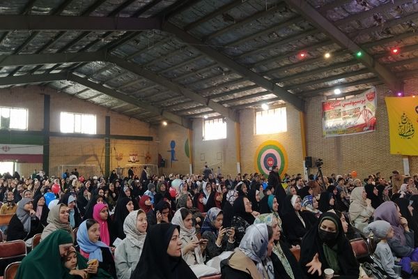 کیک ۱۴ متری در اجتماع مردمی به مناسبت تولد امام عصر در غرب مشهد