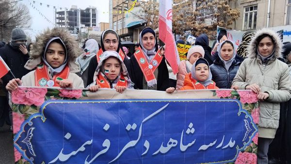  لبیک ملت ایران به فرمان رهبری