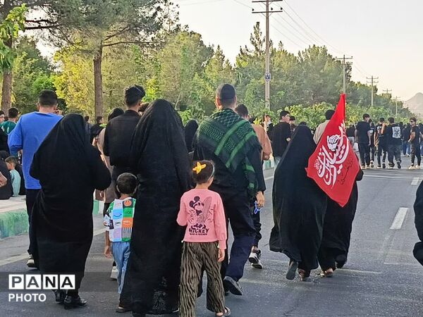 رقص پرچم‌ها در باد عزای کاشمر هم‌صدایی آسمان با زائران
