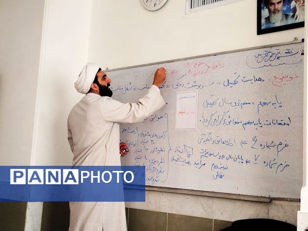 هدایت تحصیلی دانش‌آموزان در دبیرستان میثاق با حضور مشاور مدرسه 