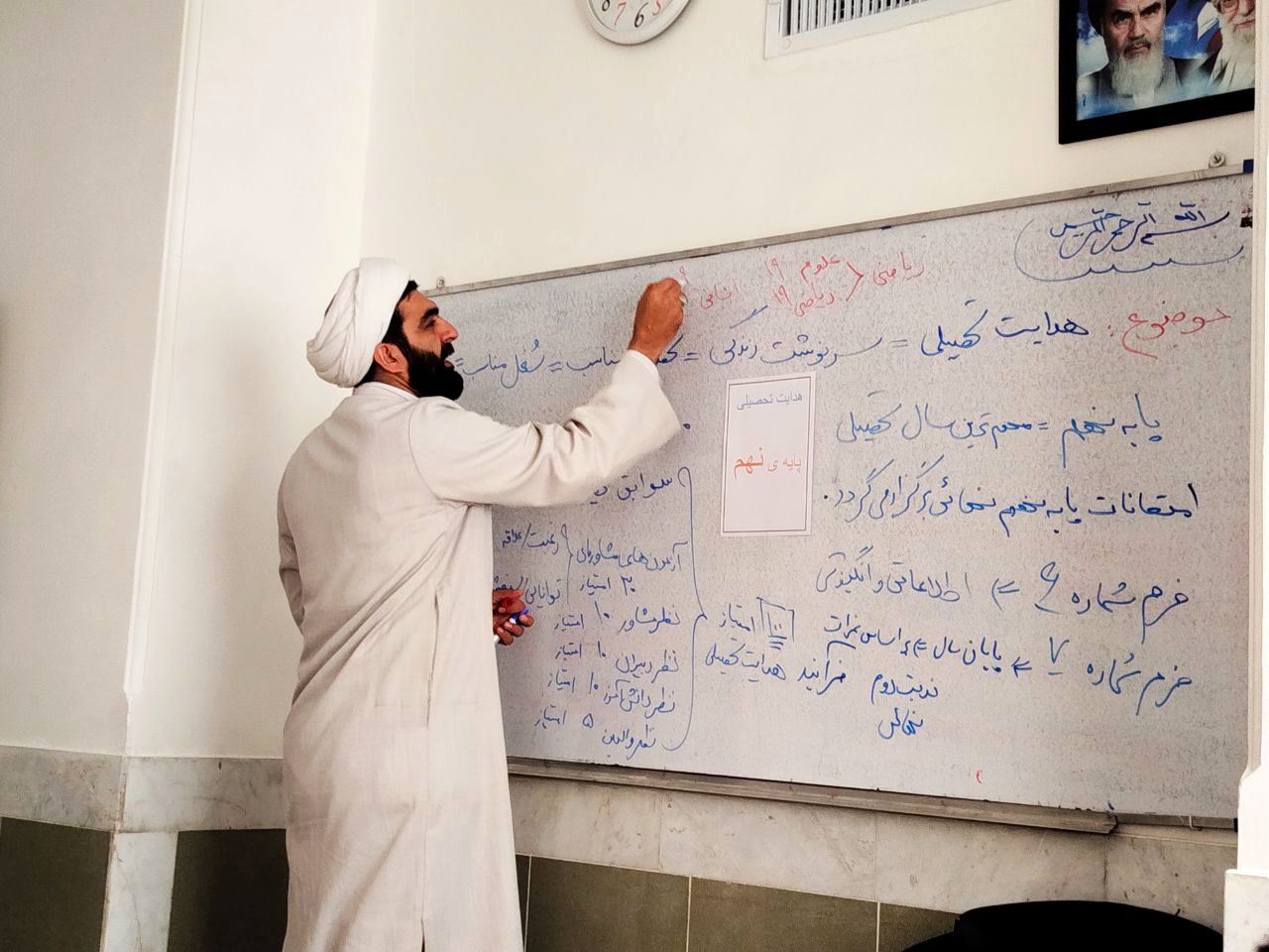 هدایت تحصیلی دانش‌آموزان در دبیرستان میثاق با حضور مشاور مدرسه 