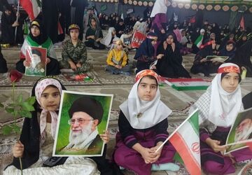 اجتماع بزرگ دانش‌آموزان دختر بویراحمد همزمان با آیین تشییع «رهبر و پدر شهید امت» در یاسوج 