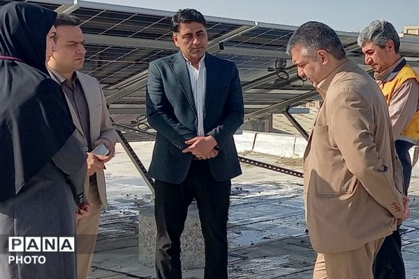 نصب پنل‌های خورشیدی و اتصال آن به شبکه برق رسانی منطقه در هنرستان قدس ناحیه دو شهرری 