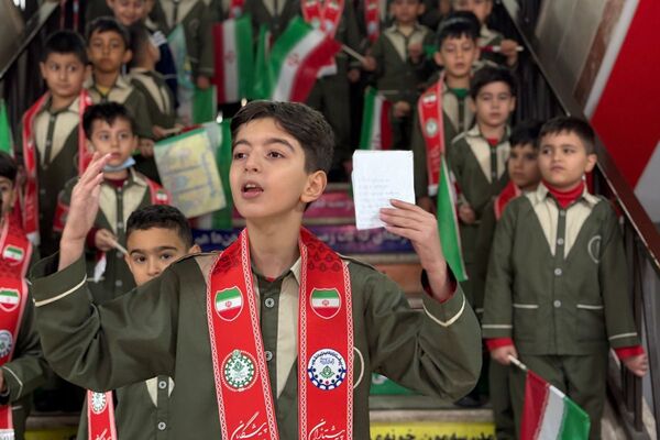 خادمان مسجد جمکران پرچم متبرک را به مدرسه شهید همت آوردند