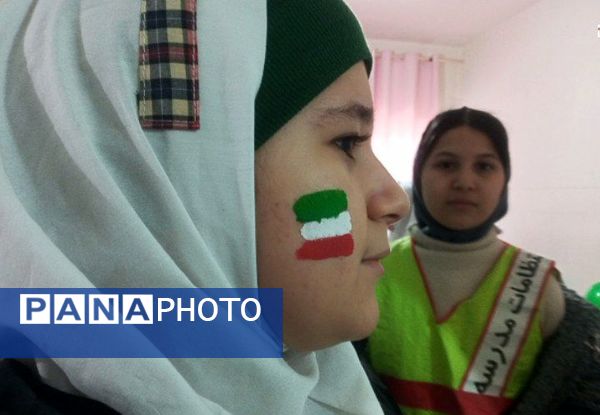 جشن انقلاب در دبستان لاله‌های انقلاب 