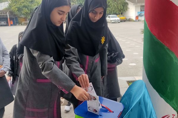 جشن عاطفه‌ها در دبیرستان فرزانگان قائمشهر