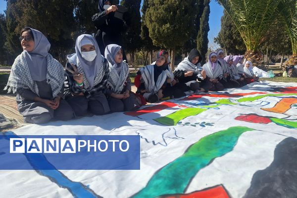 لذت نقاشی همگانی کنار دوستان در بوستان جنت شیراز 