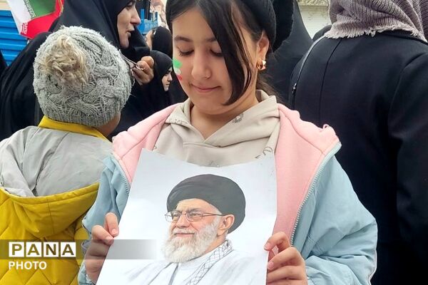 ادای احترام به شهدا با کوله‌پشتی‌های «یادبود» در راهپیمایی روز قدس