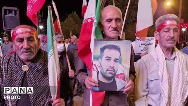 موج ۱۷۲ اجتماع شبانه مردم دلفان با تجلیل از ۲۲ خانواده آزاده